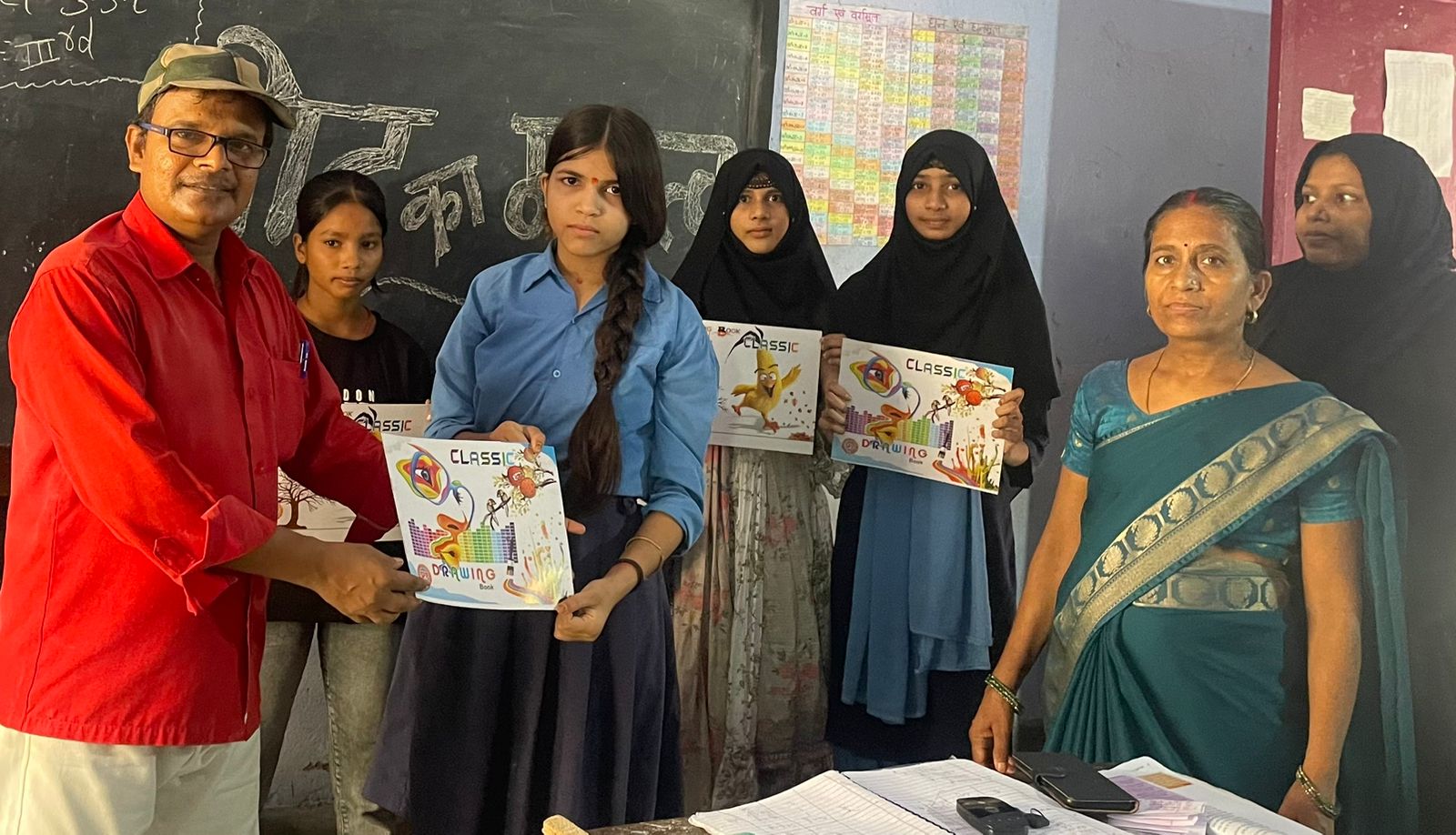निबंध प्रतियोगिता में भाग लेते बच्चे निबंध प्रतियोगिता में भाग लेते बच्चे