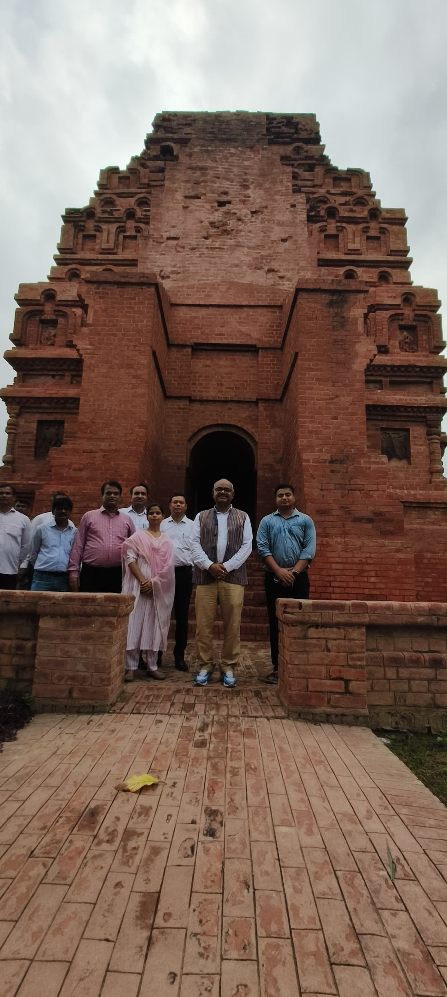 जिलाधिकारी जितेंद प्रताप सिंह व अन्य के साथ ग्रुप फोटो जिलाधिकारी जितेंद प्रताप सिंह व अन्य के साथ ग्रुप फोटो