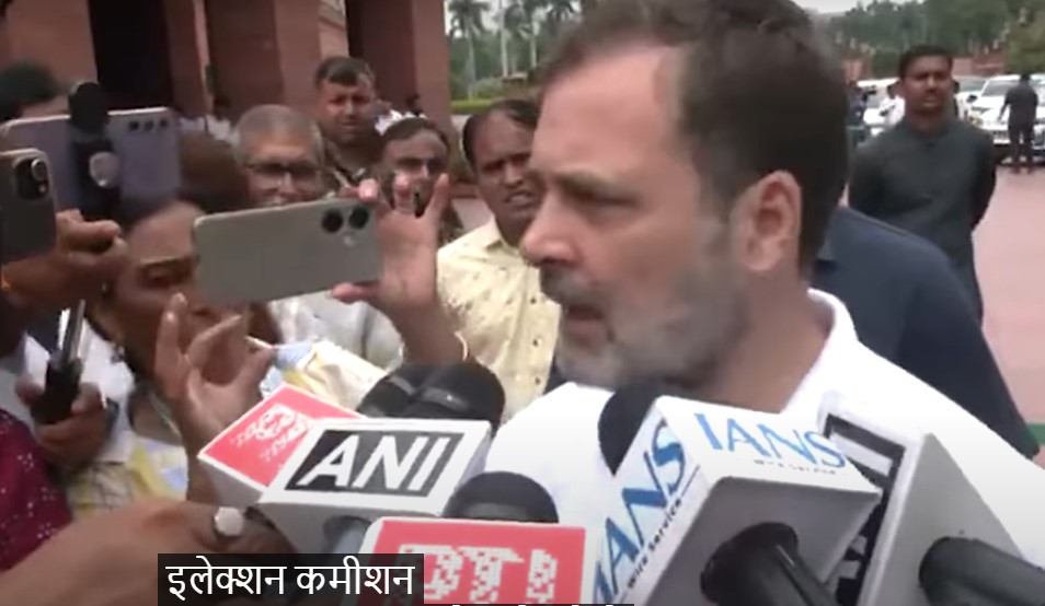 राहुल गांधी संसद के बाहर राहुल गांधी संसद के बाहर