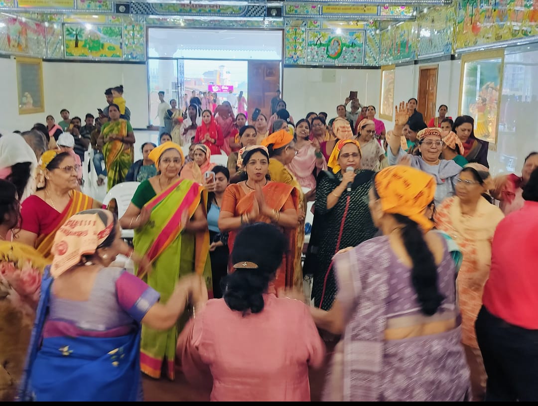 कार्यक्रम में स्वामीजी महाराज समेत अन्य कार्यक्रम में स्वामीजी महाराज समेत अन्य