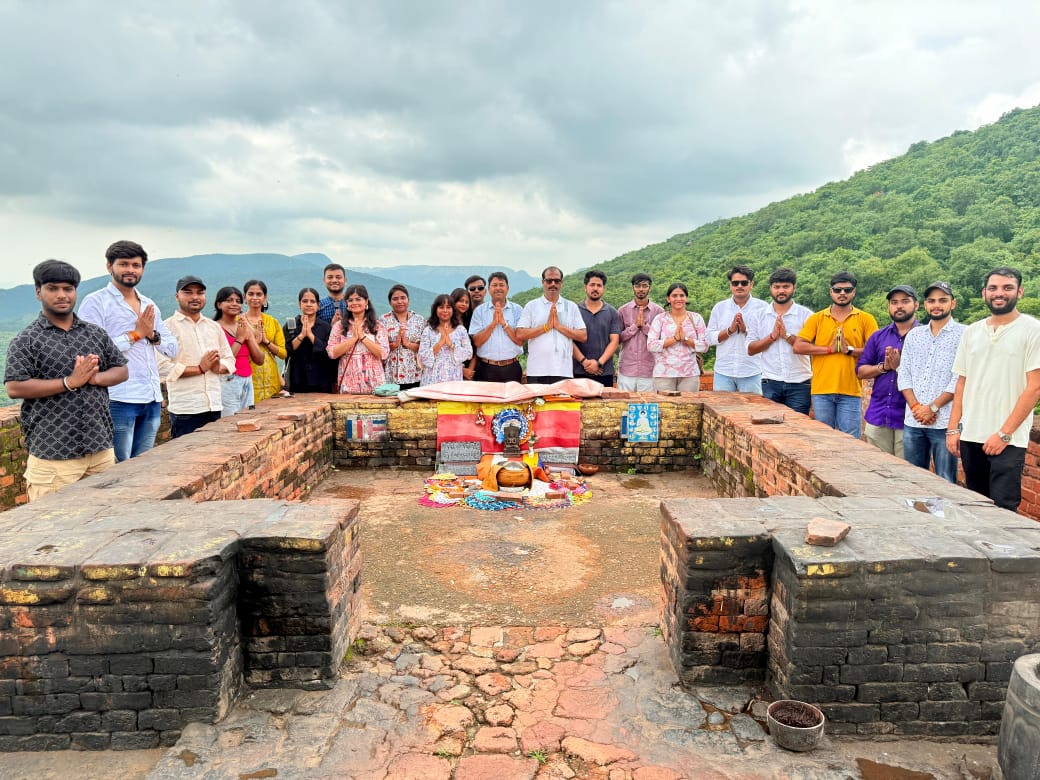 बिहार में यूनेस्को धरोहरों की जीवंतता देखते बीएचयू के छात्र