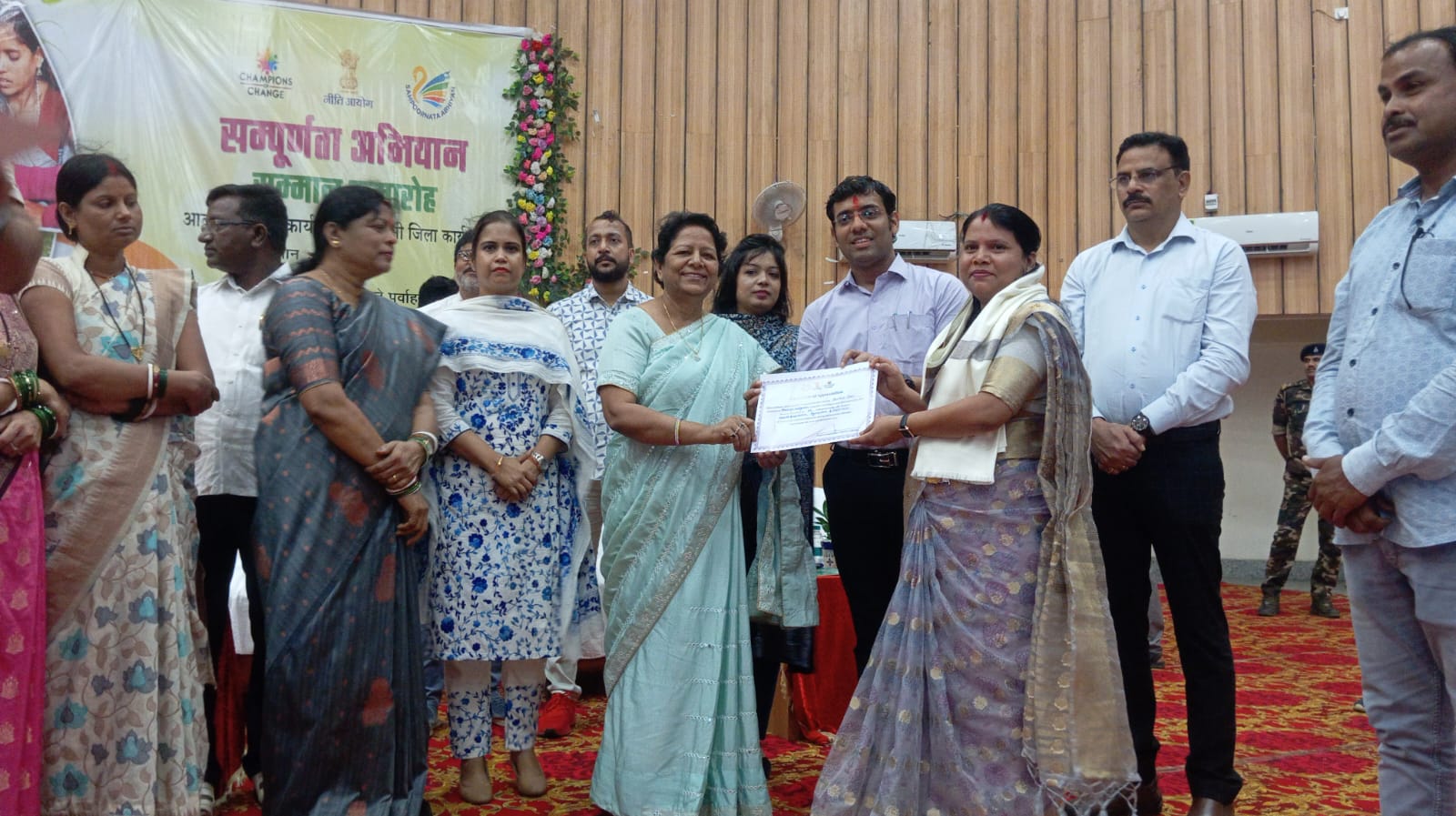 अधिकारी हुए सम्मानित अधिकारी हुए सम्मानित