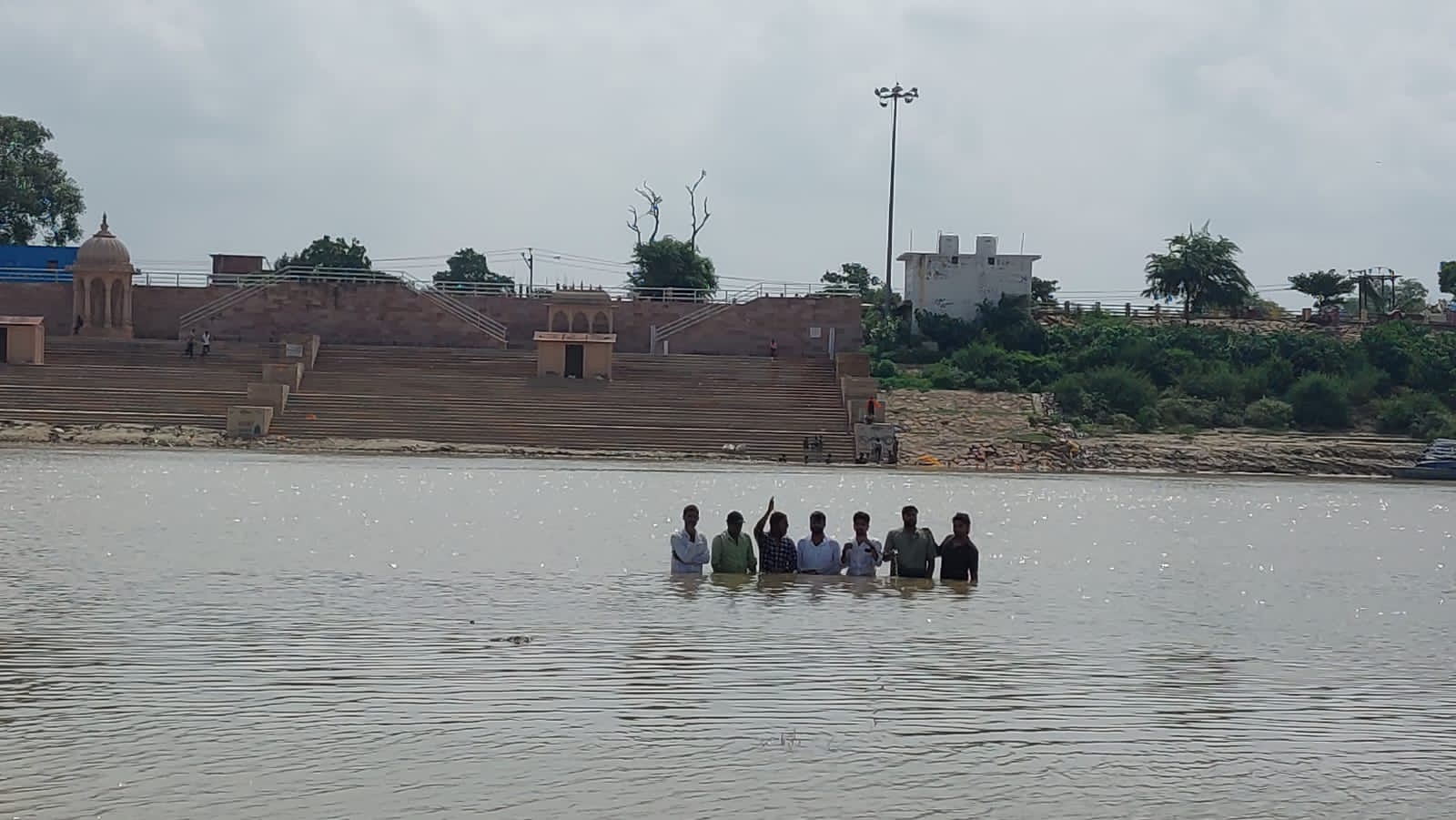 छात्र संघ चुनाव बहाली को लेकर छात्रनेताओं ने लिया जल समाधि,सौंपा ज्ञापन* छात्र संघ चुनाव बहाली को लेकर छात्रनेताओं ने लिया जल समाधि,सौंपा ज्ञापन*