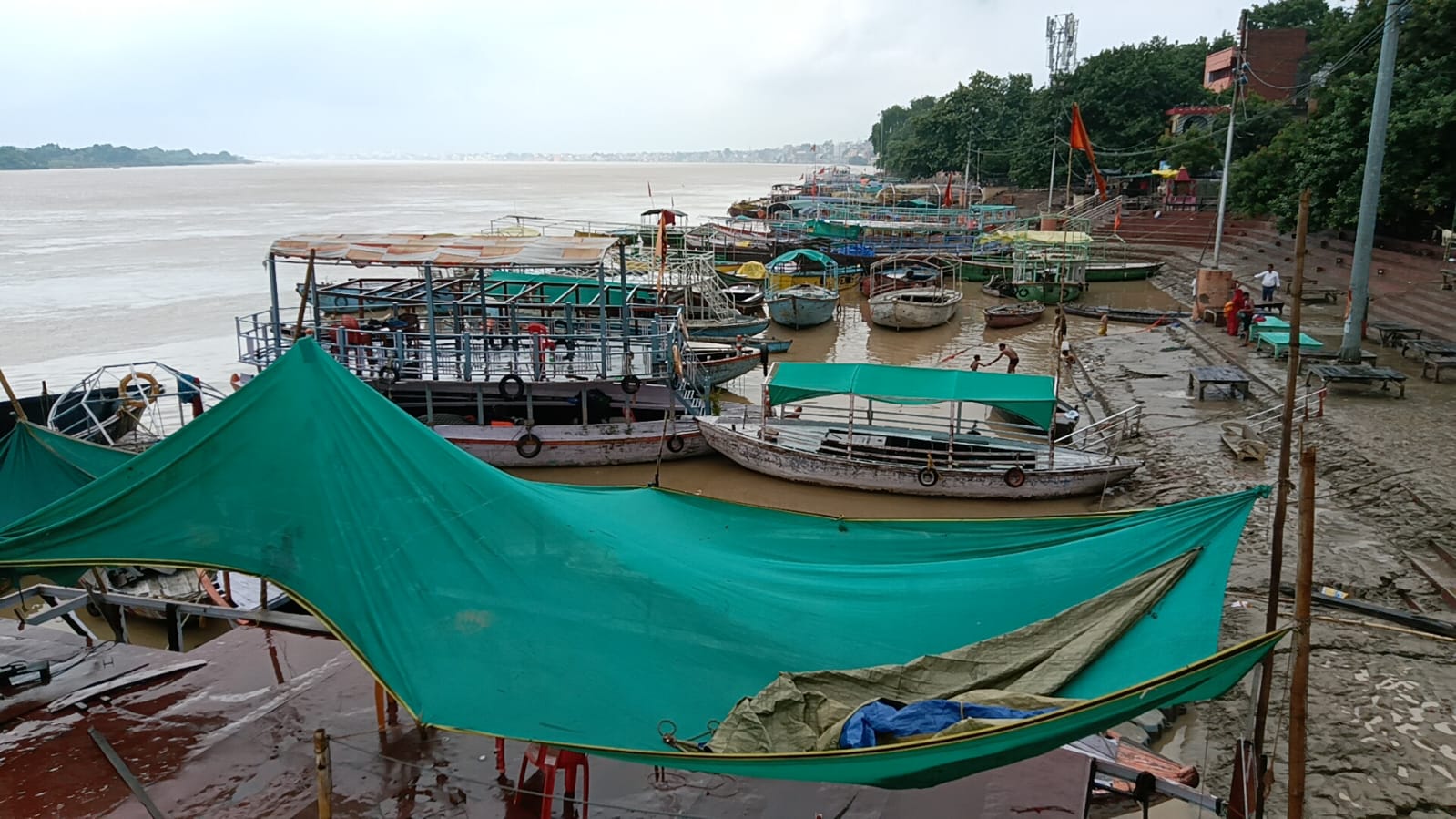 गंगा में बाढ़ का नजारा गंगा में बाढ़ का नजारा