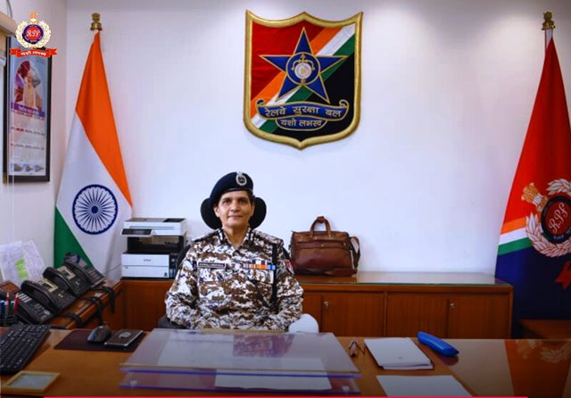 आईपीएस सोनाली मिश्रा ने शुक्रवार को रेलवे सुरक्षा बल की डीजी का पदभार संभाला आईपीएस सोनाली मिश्रा ने शुक्रवार को रेलवे सुरक्षा बल की डीजी का पदभार संभाला