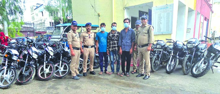 पुलिस गिरफ्त में आरोपित पुलिस गिरफ्त में आरोपित