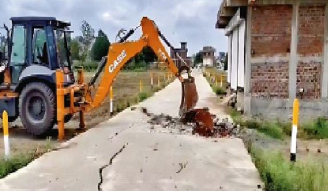 कॉलोनी को ध्वस्त किया गया। कॉलोनी को ध्वस्त किया गया।