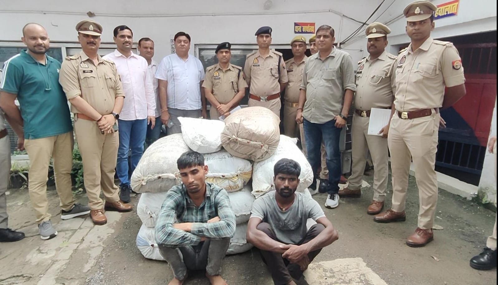 पकड़े गए तस्कर पकड़े गए तस्कर