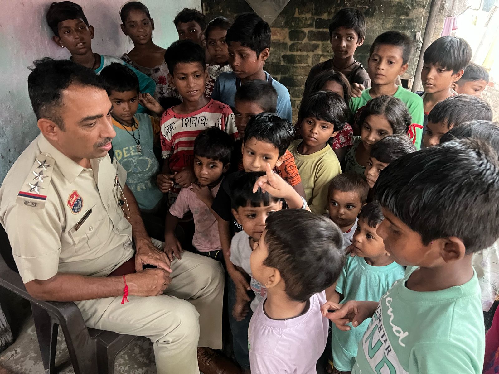 पंचकूला के पुलिस अधिकारी झाैंपड़ पट्टी क्षेत्र के बच्चाें से मिलते हुए पंचकूला के पुलिस अधिकारी झाैंपड़ पट्टी क्षेत्र के बच्चाें से मिलते हुए