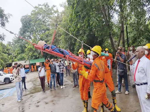 मार्कड्रिल के दौरान घायल को इमारत से नीचे निकालते हई बचाव दल की मार्कड्रिल के दौरान घायल को इमारत से नीचे निकालते हई बचाव दल की