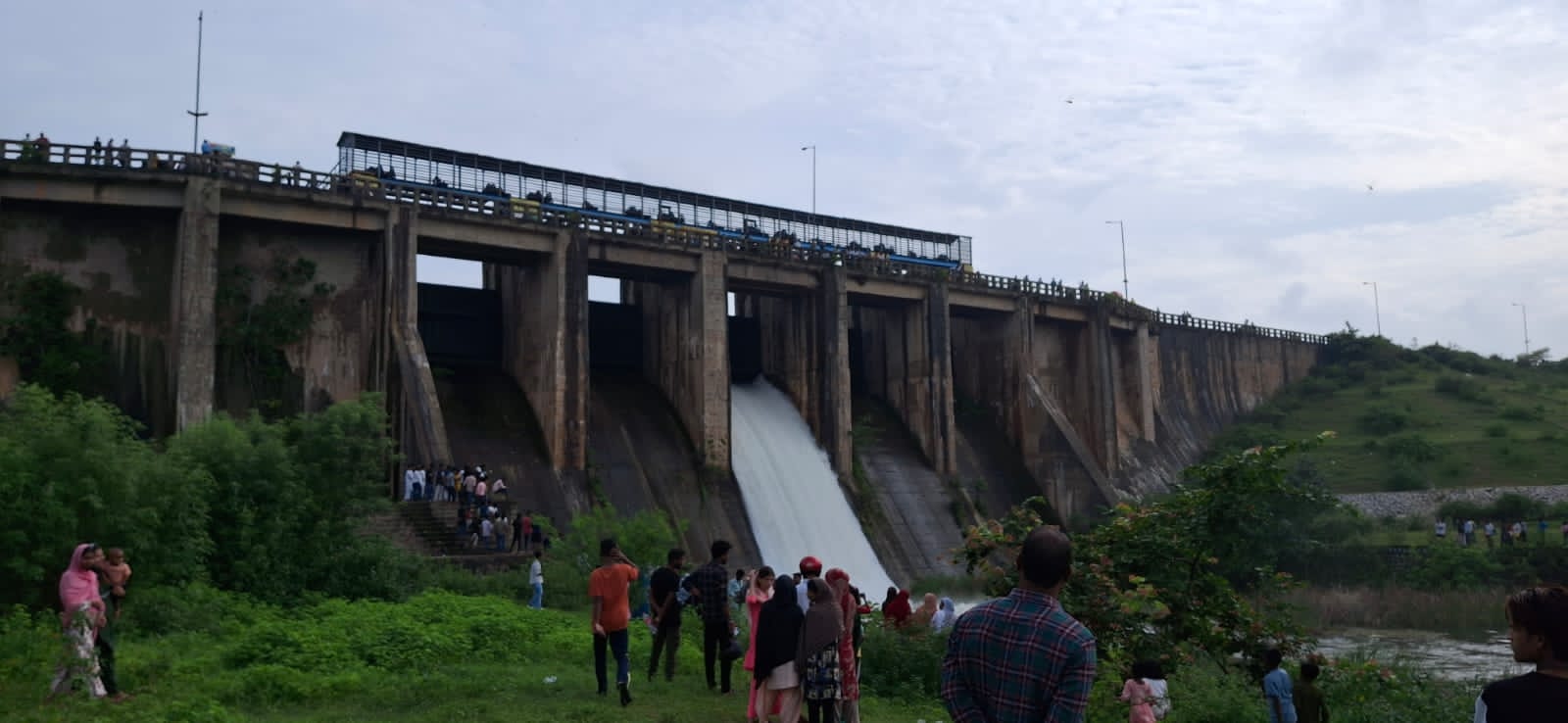 डैम से निकलती पानी की लहरें देखते आमजन डैम से निकलती पानी की लहरें देखते आमजन