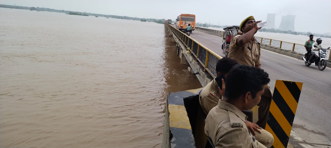 यमुना और बेतवा की उफान से हमीरपुर शहर में कई मुहल्ले जलमग्न