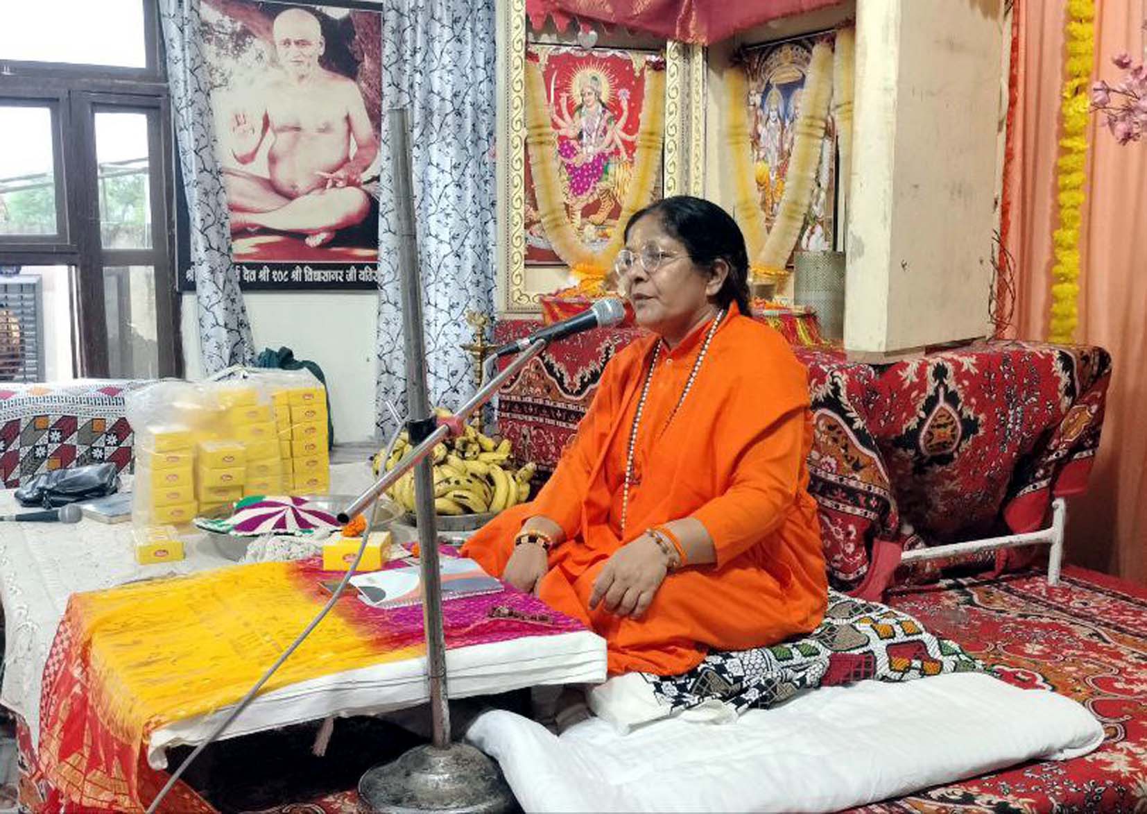 मोक्ष वृद्धाश्रम में श्रीरामकथा करती साध्वी निष्ठानंद सरस्वती । मोक्ष वृद्धाश्रम में श्रीरामकथा करती साध्वी निष्ठानंद सरस्वती ।