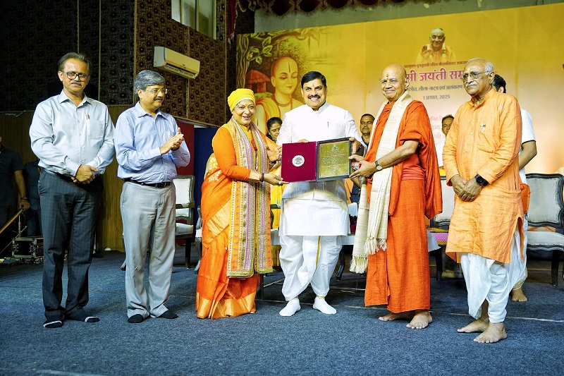 स्वामी गुरु गोविंद देव गिर महाराज पं. रामकिंकर राष्ट्रीय सम्मान से अलंकृत स्वामी गुरु गोविंद देव गिर महाराज पं. रामकिंकर राष्ट्रीय सम्मान से अलंकृत