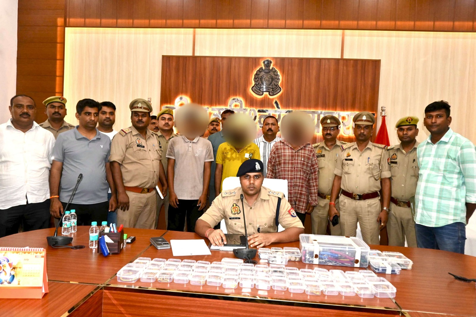 प्रयागराज में ताला—चाबी बनाने के बहाने ​चोरी करने वाले गिरोह के पकड़े ​गए सदस्यों का छाया चित्र