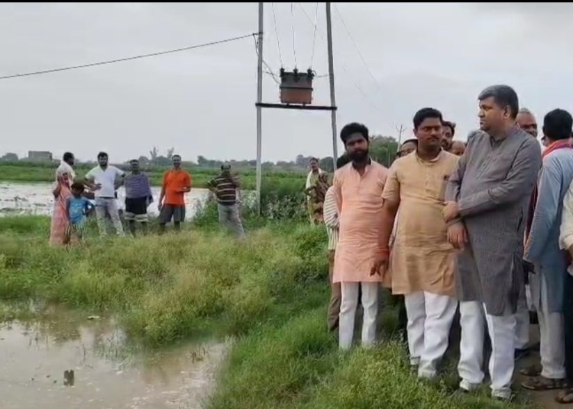 बाढ़ प्रभावित गांव हरसिंहपुर और मल्लेपुर का निरीक्षण करते मंत्री आशीष पटेल। बाढ़ प्रभावित गांव हरसिंहपुर और मल्लेपुर का निरीक्षण करते मंत्री आशीष पटेल।