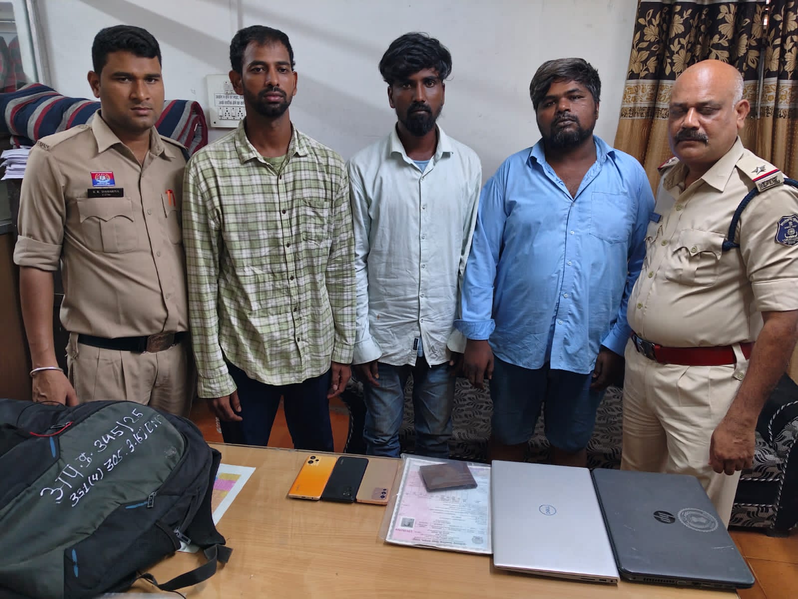 चोरी के आरोपित गिरफ्तार चोरी के आरोपित गिरफ्तार