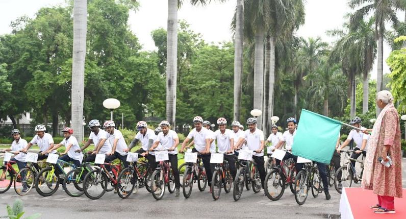 साईकिल रैली को रवाना करती राज्यपाल साईकिल रैली को रवाना करती राज्यपाल