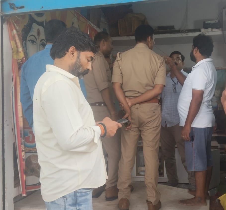 मोबाइल शॉप में चोरी की जांच करते थाना अध्यक्ष कछवां। मोबाइल शॉप में चोरी की जांच करते थाना अध्यक्ष कछवां।