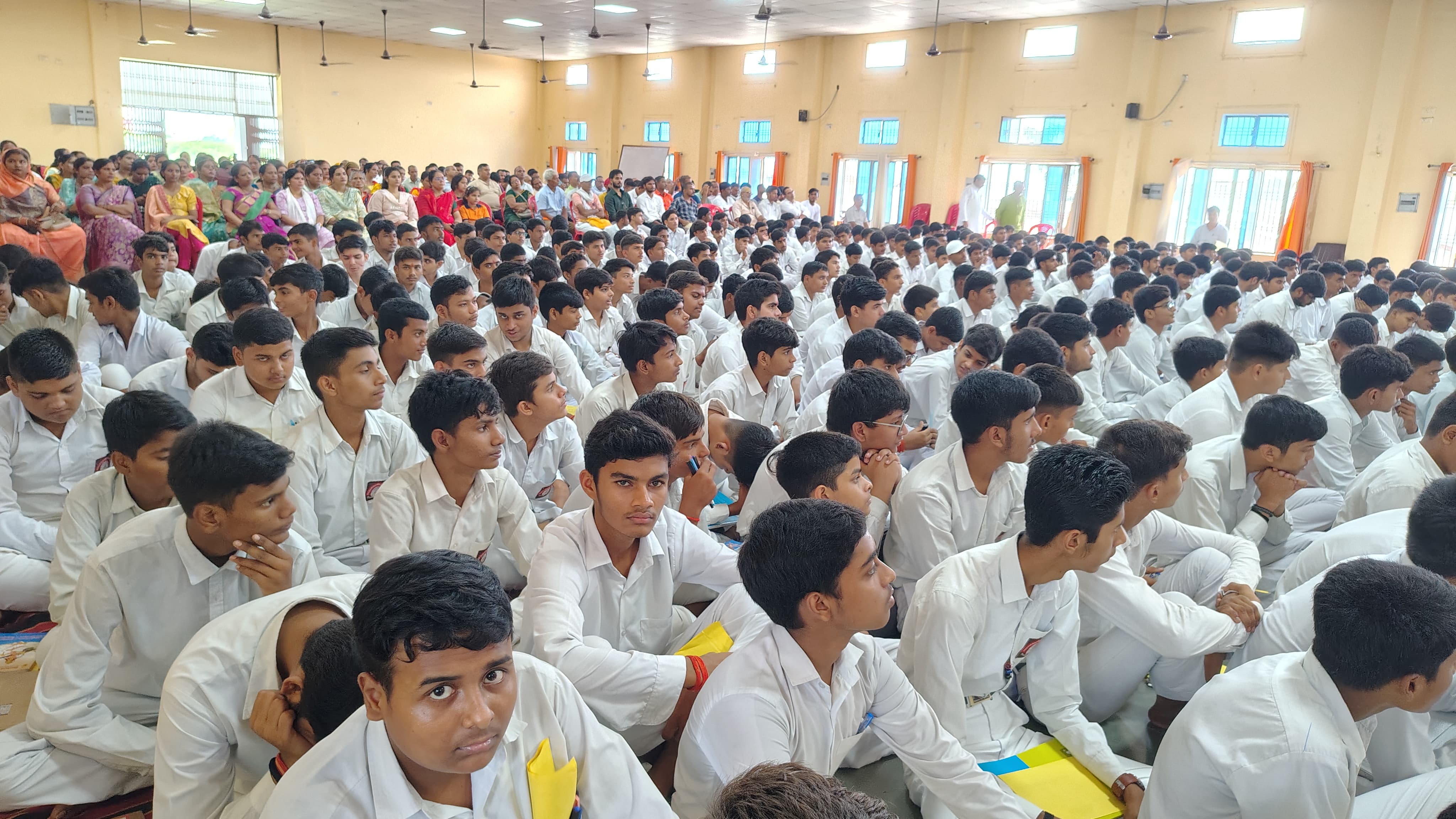 उपस्थित। छात्र उपस्थित। छात्र