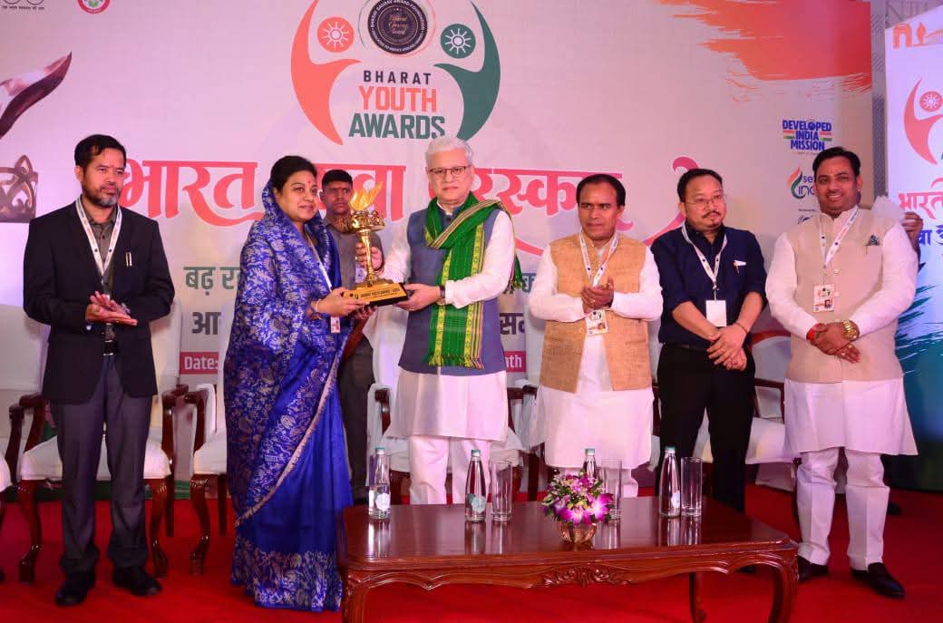 तेलंगाना के राज्यपालसे भारत गौरव अवार्ड 2025 से सम्मानित हाेती सांसद तेलंगाना के राज्यपालसे भारत गौरव अवार्ड 2025 से सम्मानित हाेती सांसद