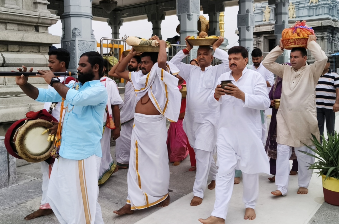 अरुण गुप्ता अध्यक्ष चैंबर ऑफ कॉमर्स एंड इंडस्ट्रीज ने तिरुपति बालाजी मंदिर जम्मू में विशेष अभिषेक समारोह में भाग लिया
