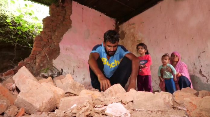 उधमपुर के त्रिल्ला गाँव में मूसलाधार बारिश के बाद कई घर बुरी तरह क्षतिग्रस्त