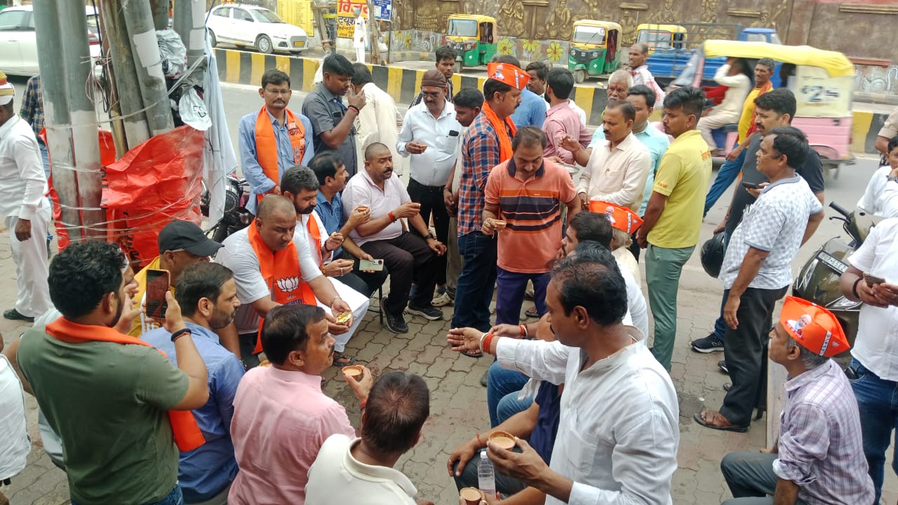 चाय की अड़ियों पर प्रधानमंत्री मोदी के सभा में भाग लेन के लिए निमंत्रण देते मंत्री