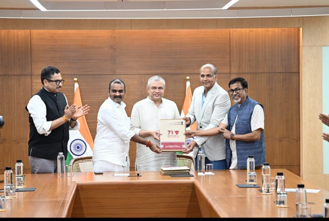 राष्ट्रीय फिल्म पुरस्कारों के जूरी सदस्यों ने केन्द्रीय मंत्री अश्विनी वैष्णव को सौंपी सूची राष्ट्रीय फिल्म पुरस्कारों के जूरी सदस्यों ने केन्द्रीय मंत्री अश्विनी वैष्णव को सौंपी सूची