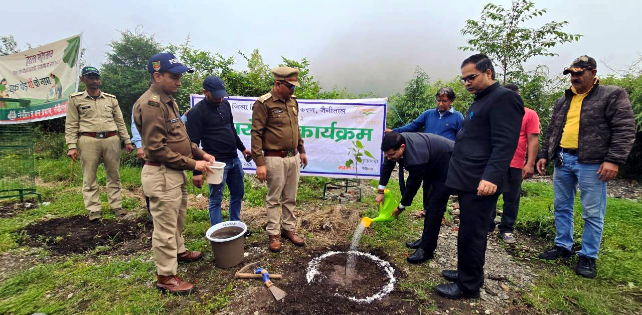 हनुमानगढ़ी में पौधरोपण करते न्यायाधीश। हनुमानगढ़ी में पौधरोपण करते न्यायाधीश।