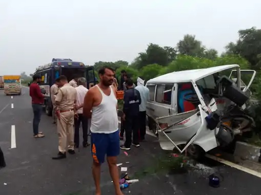मरीज को जयपुर लेकर रही एंबुलेंस ट्रक में घुसी:हादसे में मरीज और उसकी मां की मौत