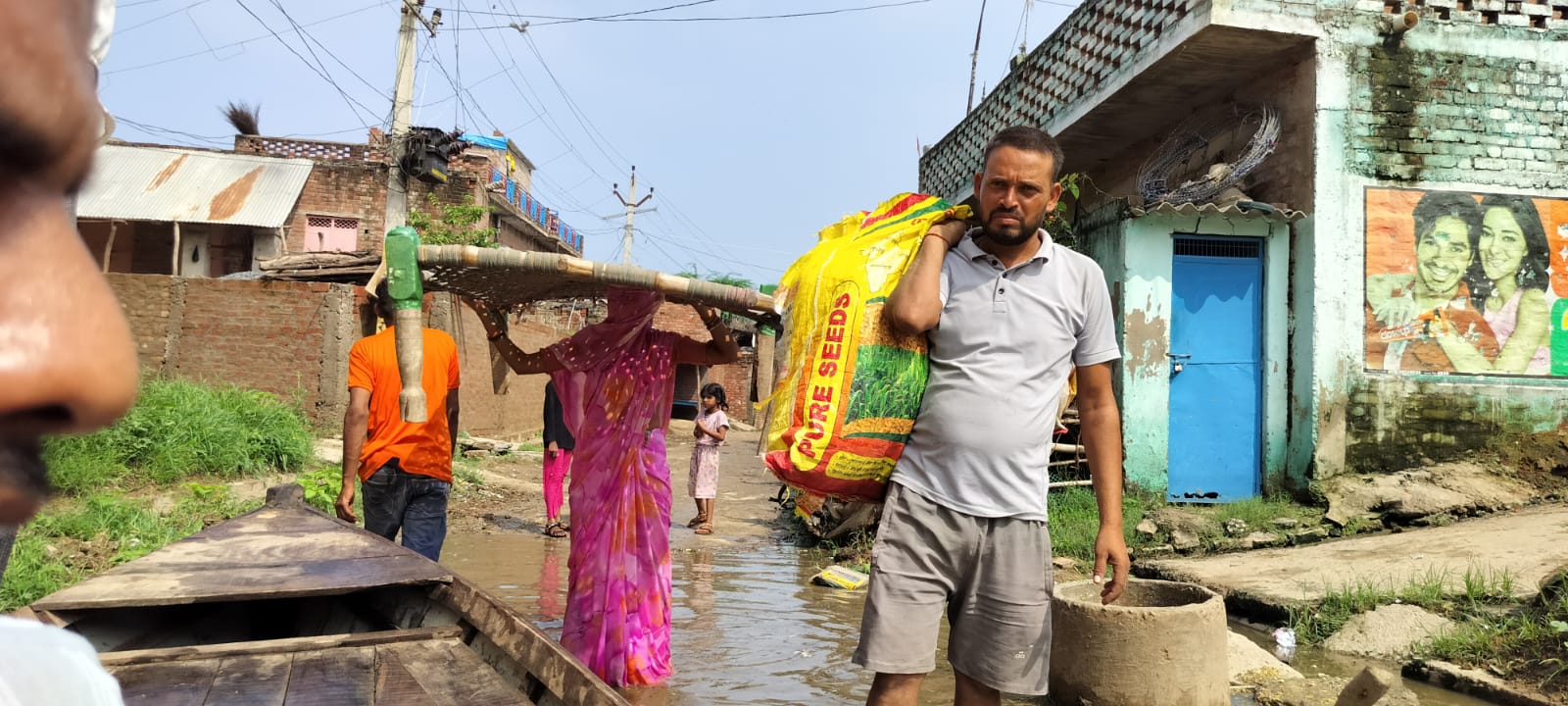 फोटो - सुरक्षित स्थान पर सामान ले जाते हुए ग्रामीण