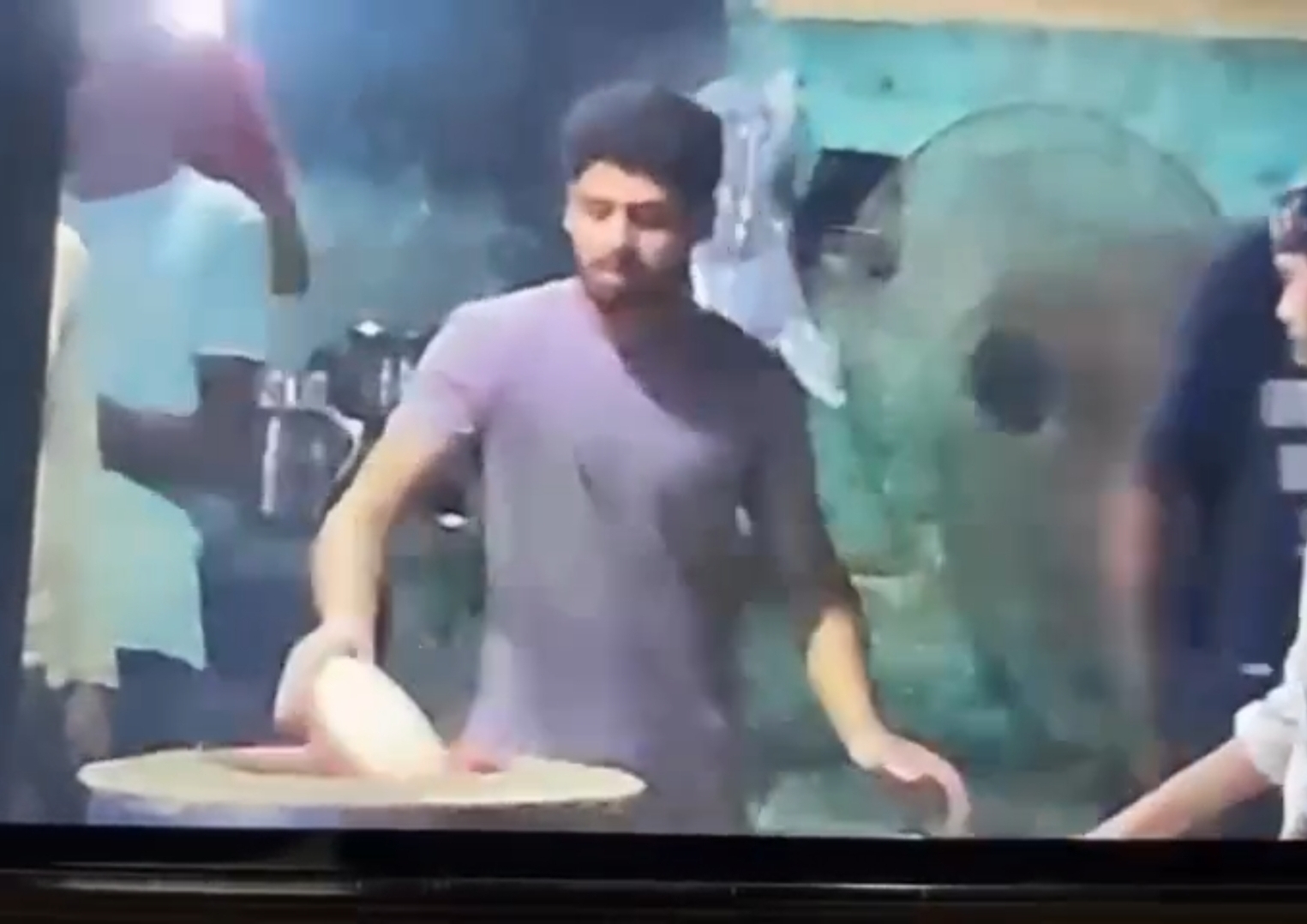 ढाबे पर थूक लगाकर रोटी सकते ढाबे पर थूक लगाकर रोटी सकते