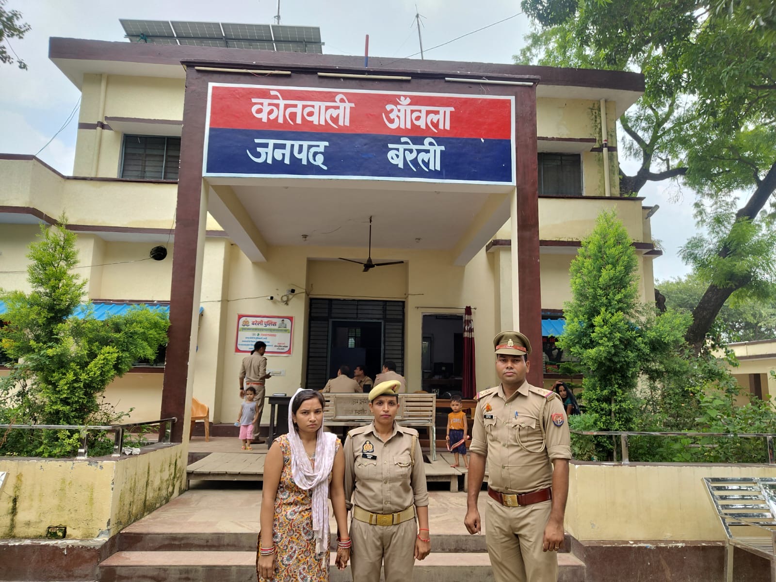 हत्या की साजिश रचने वाली मन्नत को हिरासत में ले जाती पुलिस टीम। हत्या की साजिश रचने वाली मन्नत को हिरासत में ले जाती पुलिस टीम।
