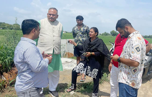 सोनीपत: मेयर राजीव जैन पार्षद मोनिका नागर, उपमंडल अभियंता देवेंद्र खासा और कनिष्ठ अभियंता सचिन शर्मा के साथ मौके देख निर्देश देते हुए। सोनीपत: मेयर राजीव जैन पार्षद मोनिका नागर, उपमंडल अभियंता देवेंद्र खासा और कनिष्ठ अभियंता सचिन शर्मा के साथ मौके देख निर्देश देते हुए।