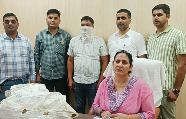 सोनीपत: 30 लाख रुपये की रिश्वत लेते हुए गिरफ्तार स्कूल क्लर्क संदीप कुमार सोनीपत: 30 लाख रुपये की रिश्वत लेते हुए गिरफ्तार स्कूल क्लर्क संदीप कुमार