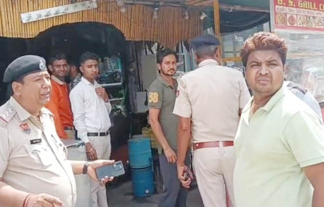 सोनीपत: अतिक्रमण करने वालों पर कार्रवाई हुए पुलिस अधिकारी सोनीपत: अतिक्रमण करने वालों पर कार्रवाई हुए पुलिस अधिकारी