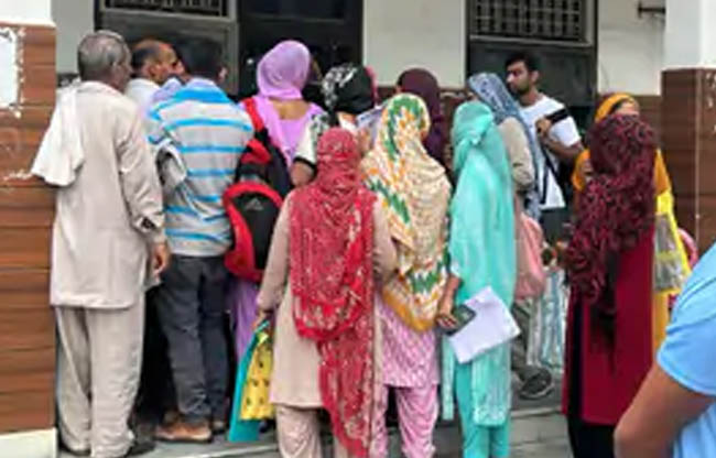 सोनीपत: पंचायत भवन में दस्तावेज सत्यापन के लिए पहुंचे ग्रामीण सोनीपत: पंचायत भवन में दस्तावेज सत्यापन के लिए पहुंचे ग्रामीण