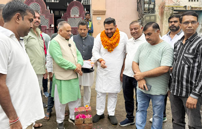 सोनीपत: विधायक निखिल मदान व मेयर राजीव जैन विकास कार्य को आरंभ करवाते हुए सोनीपत: विधायक निखिल मदान व मेयर राजीव जैन विकास कार्य को आरंभ करवाते हुए