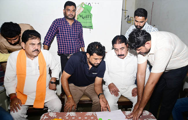 सोनीपत: नपा जेई अरविंद से निर्माण कार्यों की जानकारी लेते विधायक देवेंद्र कादियान। सोनीपत: नपा जेई अरविंद से निर्माण कार्यों की जानकारी लेते विधायक देवेंद्र कादियान।