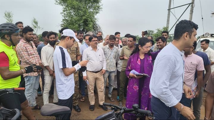बाढ़ प्रभावितों के बीच पहुंचे कलेक्टर आदित्य सिंह, सुनी समस्‍याएं