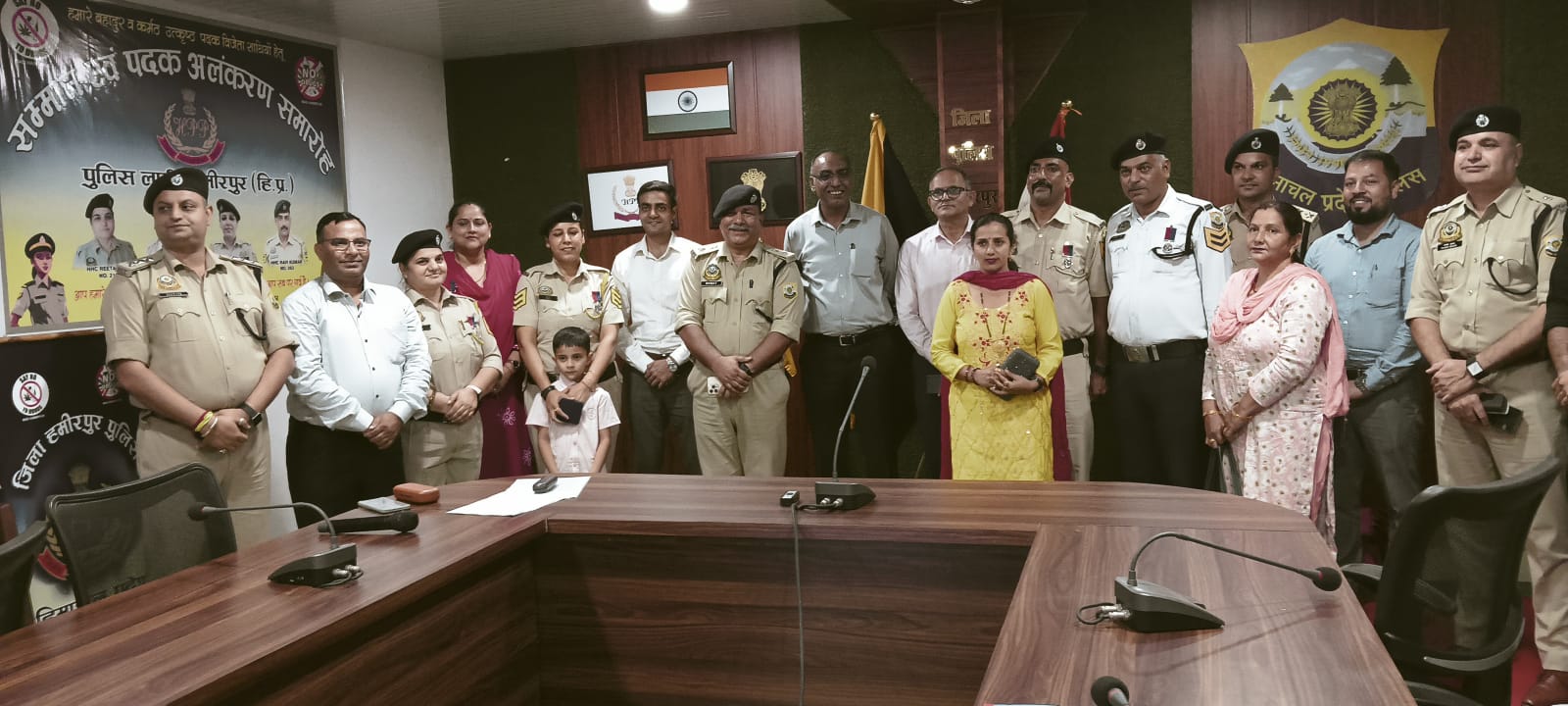 पुलिस लाइन में आयोजित समारोह में डीसी और एसपी ने किया अलंकृत