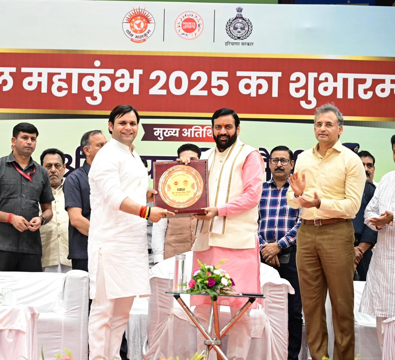 खेल महाकुंभ के उदघाटन अवसर पर मुख्यमंत्री काे स्मृति चिन्ह देकर सम्मानित करते खेल मंत्री गाैरव गाैतम