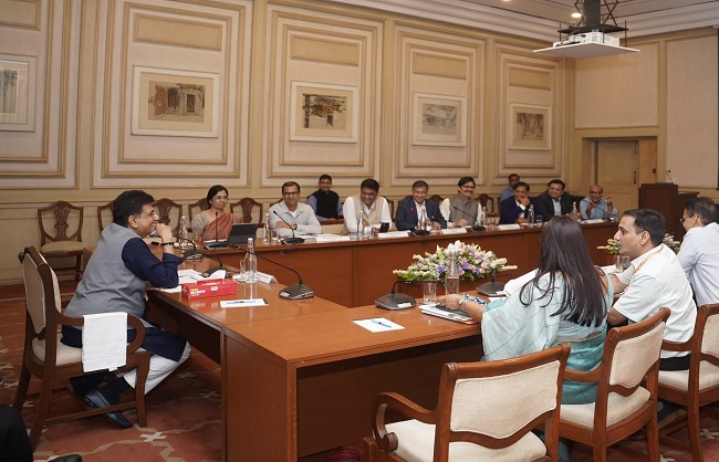 मुंबई में वस्त्र उद्योग के प्रमुख उद्योगपतियों के साथ बातचीत करते पीयूष गोयल