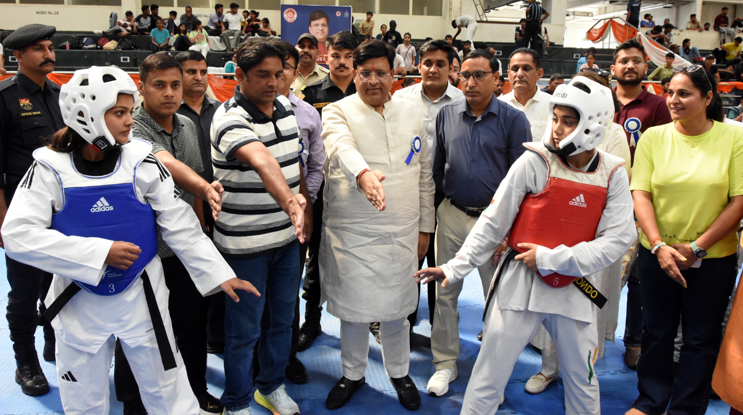 कैबिनेट मंत्री विपुल गोयल खिलाडिय़ों से पंच मिलवाकर खेल महाकुंभ का शुभारंभ करवाते हुए