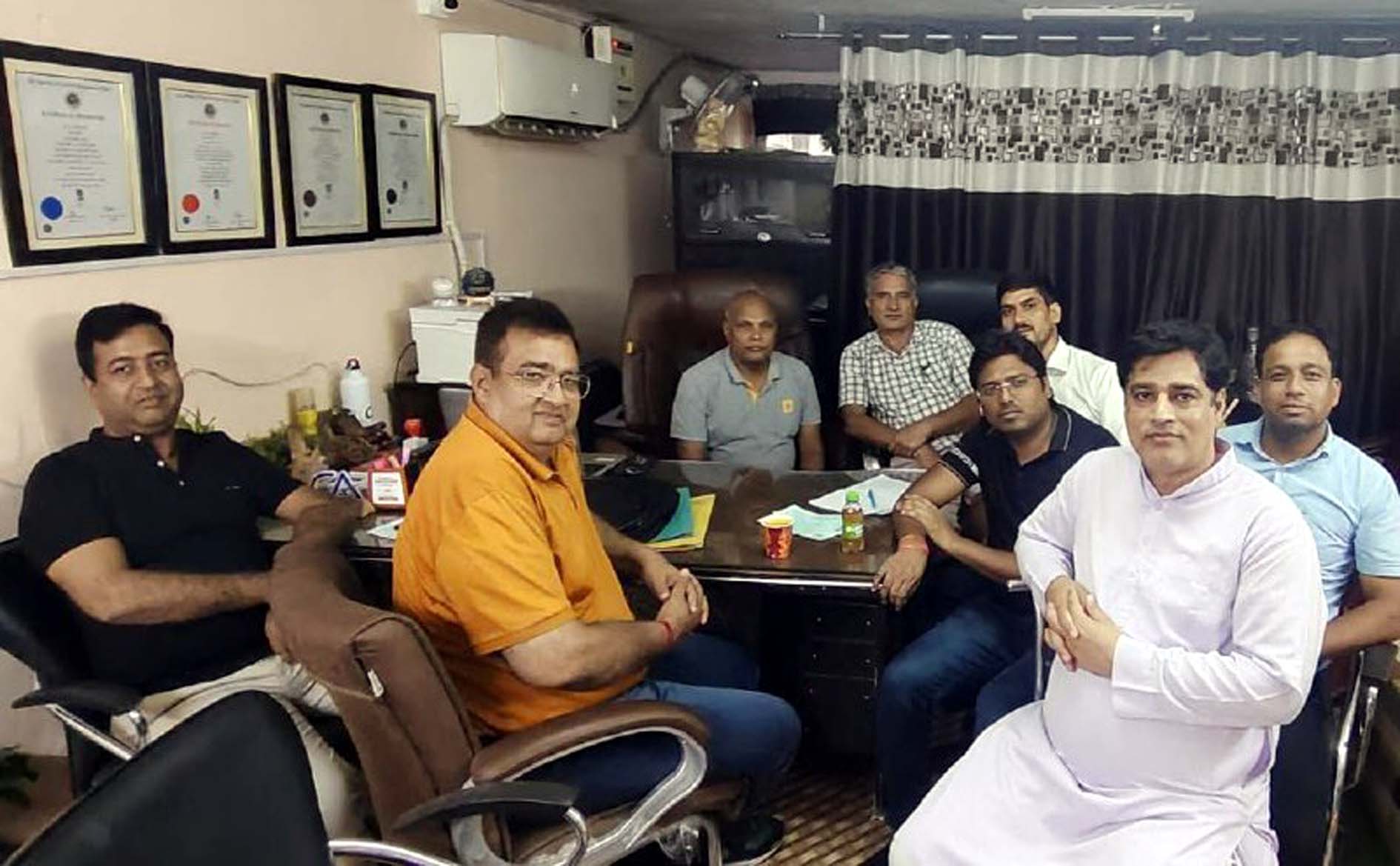 वनवासी कल्याण आश्रम की हिसार इकाई के पदाधिकारी कार्यों की जानकारी देते हुए।