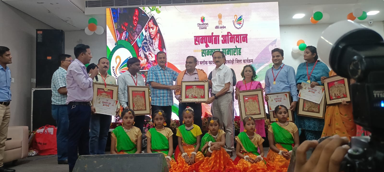 फ्रंटल वर्करों को सम्मानित करते हुए सिटी मजिस्ट्रेट इंद्र नंदन सिंह
