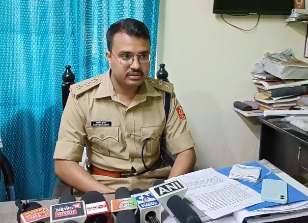 पत्रकारों को संबोधित करते एसडीपीओ नक्सलबाड़ी आशीष कुमार