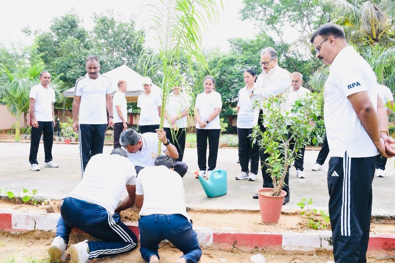 कानून के रखवालों ने थामा प्रकृति की सुरक्षा का जिम्मा: पांच हज़ार एक सौ पौधे लगाकर दिया पर्यावरण संरक्षण का संदेश