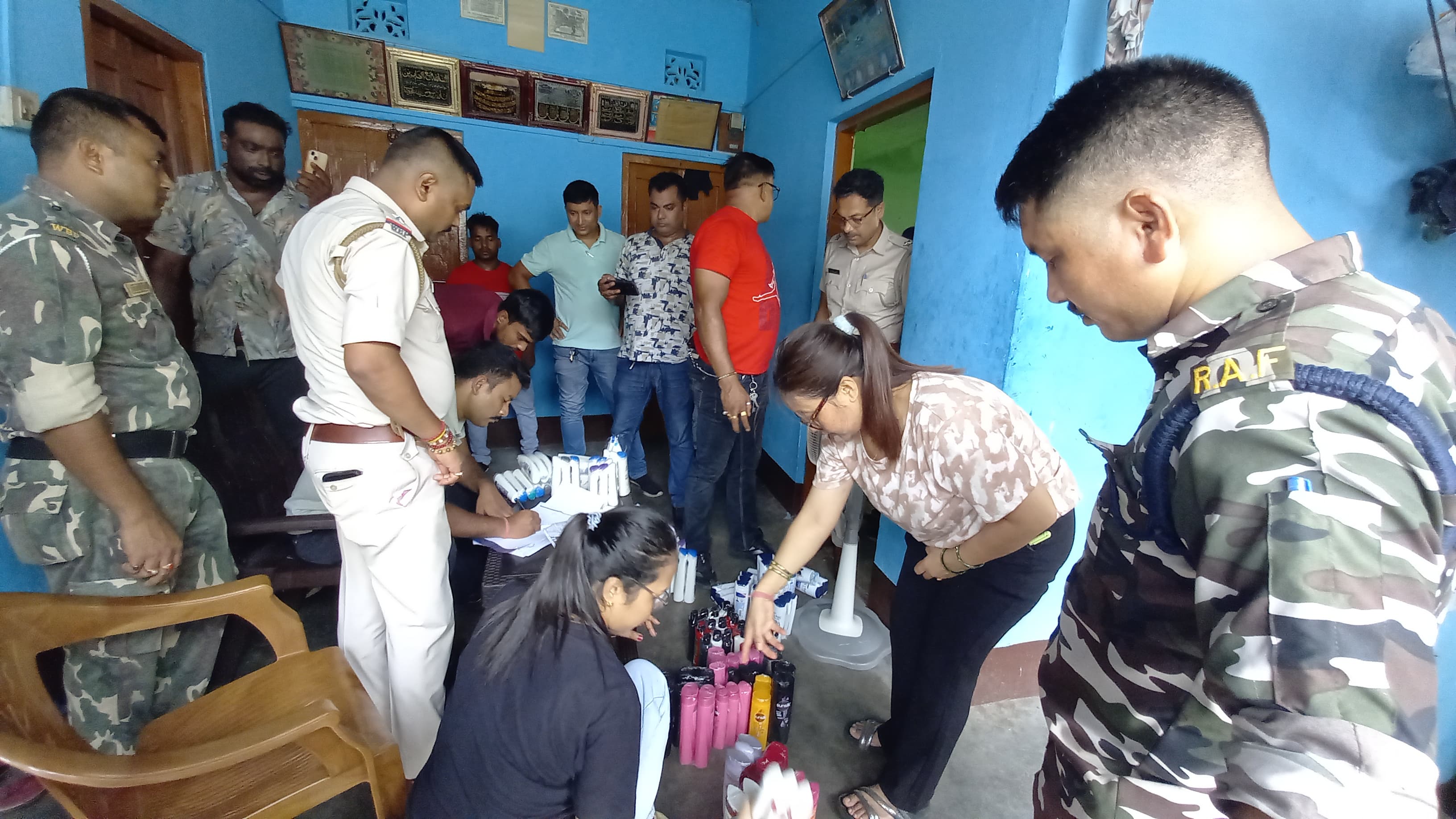 शैम्पू को जब्त करती सिलीगुड़ी पुलिस शैम्पू को जब्त करती सिलीगुड़ी पुलिस